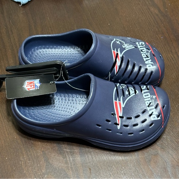 ❤️4 for $20❤️ Youth New England Patriots FOCO Sunnyً Day Clogs Medium 31-1 - Picture 5 of 9